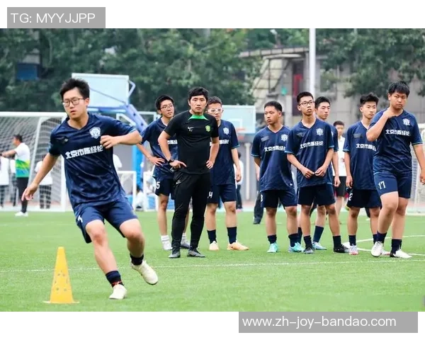 足球教练如何有效传授技巧与战术提升球员综合素质的教学方法探讨